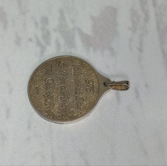 HM 1976 Valentine's Day Medallion Pendant - Picture 3 of 11